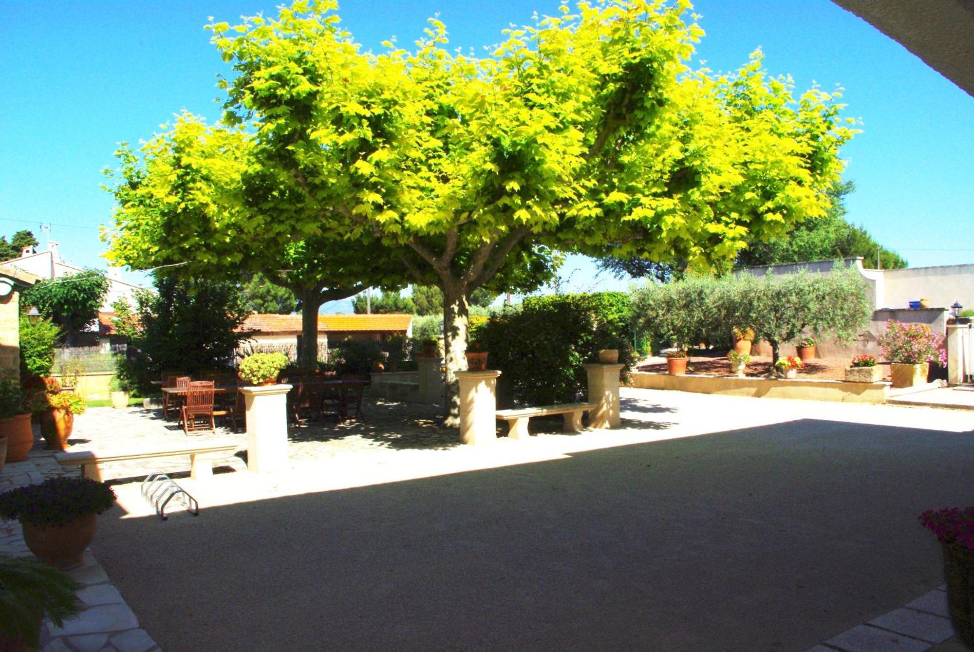 Le Mas De L'Amandier Saint-Saturnin-les-Avignon Luaran gambar