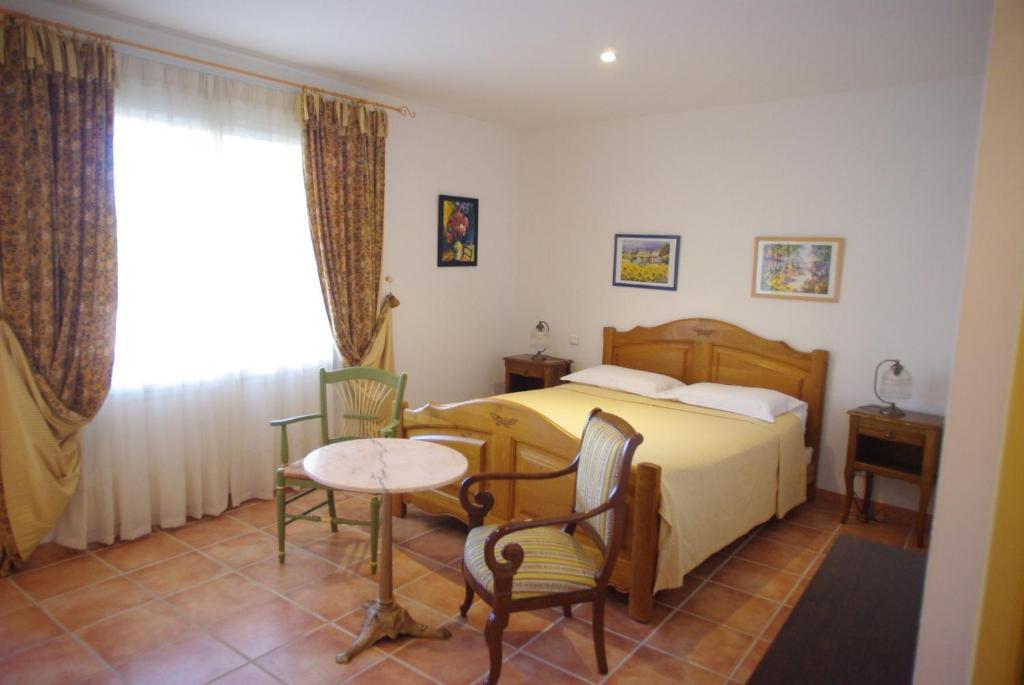 Le Mas De L'Amandier Saint-Saturnin-les-Avignon Bilik gambar